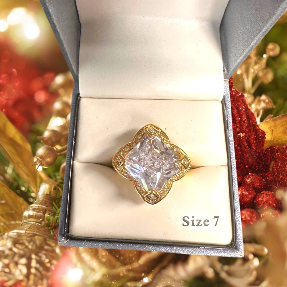 New directions women’s size 7 chunky cocktail ring faux diamond goldtone $25 box